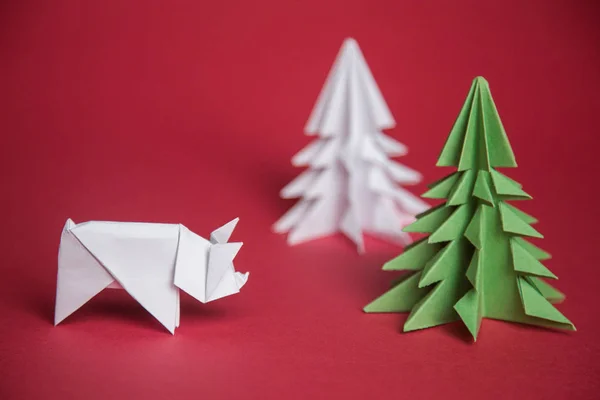 Signo del Zodíaco Chino Año del Cerdo. árbol de papel de origami verde y símbolo de cerdo blanco de 2019, sobre un fondo rojo, espacio libre para el texto, minimalismo. Feliz año nuevo 2019 año —  Fotos de Stock