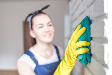 Temizlik hizmeti çalışması sırasında profesyonel ekipman ile. Profesyonel mutfak yıkama, koltuk Kuru Temizleme, pencere ve zemin yıkama. Üniforma, Tulum ve lastik eldiven kadınlarda.