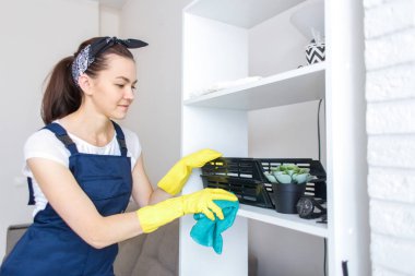 Temizlik hizmeti çalışması sırasında profesyonel ekipman ile. Profesyonel mutfak yıkama, koltuk Kuru Temizleme, pencere ve zemin yıkama. Üniforma, Tulum ve lastik eldiven kadınlarda.