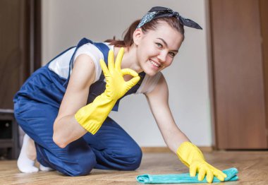 Temizlik hizmeti çalışması sırasında profesyonel ekipman ile. Profesyonel mutfak yıkama, koltuk Kuru Temizleme, pencere ve zemin yıkama. Üniforma, Tulum ve lastik eldiven kadınlarda.