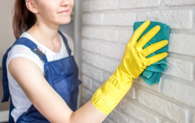 Temizlik hizmeti çalışması sırasında profesyonel ekipman ile. Profesyonel mutfak yıkama, koltuk Kuru Temizleme, pencere ve zemin yıkama. Üniforma, Tulum ve lastik eldiven kadınlarda.