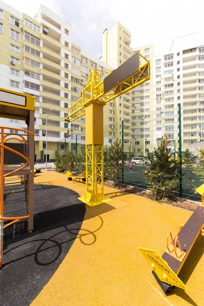 Parque infantil moderno na cidade. jogos ao ar livre — Fotografia de Stock