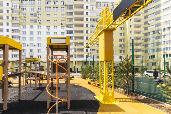 Parque infantil moderno na cidade. jogos ao ar livre — Fotografia de Stock