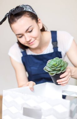 Temizlik hizmeti çalışması sırasında ekipman ile. karton kutular için hareket etmek için üniforma, Tulum ve lastik eldiven paketleri kadında. profesyonel yükleyici. kırılgan malların taşınması. metin için boş alan