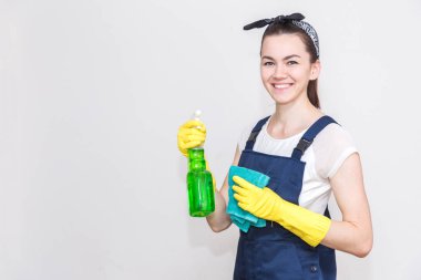 Temizlik hizmeti çalışması sırasında profesyonel ekipman ile. profesyonel yıkama, koltuk Kuru Temizleme, pencere ve zemin yıkama. Üniforma, Tulum ve lastik eldiven kadında. Metin için izole, yer