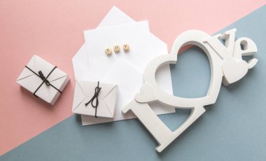 Bebek duş parti. Küçük bir kız mı erkek cinsiyet tanımıdır. Pembe ve mavi arka plan üzerinde düzen üstten görünüm minimalist tarzda. Yeni doğan Ayakkabı ve hediyeler.