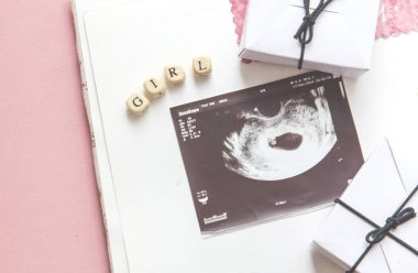 Bebek duş parti. Küçük bir kız mı erkek cinsiyet tanımıdır. Pembe ve mavi arka plan üzerinde düzen üstten görünüm minimalist tarzda. Yeni doğan ultrason simülatörleri ve hediyeler
