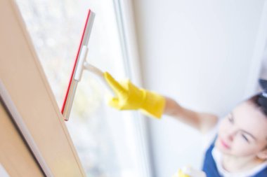 Temizlik hizmeti çalışması sırasında profesyonel ekipman ile. Profesyonel Halı Kuru Temizleme, kanepe Kuru Temizleme, pencere ve zemin yıkama. Üniforma, Tulum ve lastik eldiven kadınlarda.