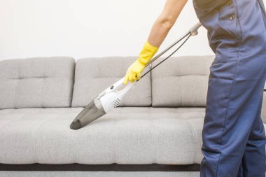 Temizlik hizmeti çalışması sırasında profesyonel ekipman ile. Profesyonel Halı Kuru Temizleme, kanepe Kuru Temizleme, pencere ve zemin yıkama. Üniforma, Tulum ve lastik eldiven kadınlarda.