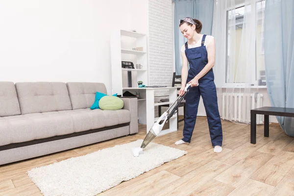 Serviço de limpeza com equipamento profissional durante o trabalho. Profissão tapete limpeza a seco, sofá limpeza a seco, janela e piso de lavagem. mulheres de uniforme, macacão e luvas de borracha . — Fotografia de Stock
