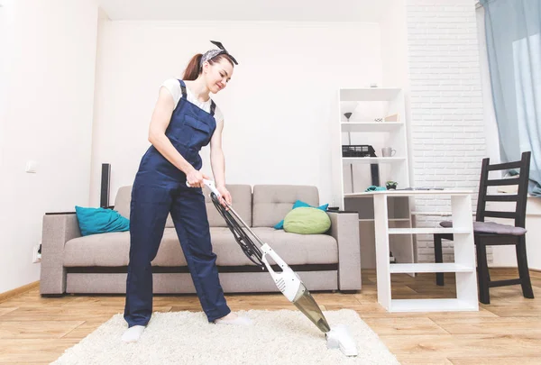 Servicio de limpieza con equipo profesional durante el trabajo. professiona alfombra de limpieza en seco, sofá de limpieza en seco, lavado de ventanas y suelos. las mujeres en uniforme, monos y guantes de goma . — Foto de Stock