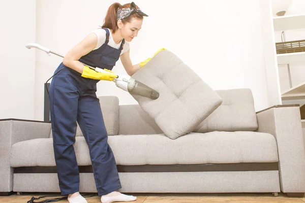 Cleaning service with professional equipment during work. professiona carpet dry cleaning, sofa dry cleaning, window and floor washing. women in uniform, overalls and rubber gloves. — Stock Photo, Image