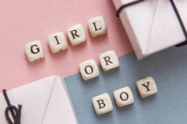 Bebek duş parti. Küçük bir kız mı erkek cinsiyet tanımıdır. Pembe ve mavi arka plan üzerinde düzen üstten görünüm minimalist tarzda. Yeni doğan Ayakkabı ve hediyeler