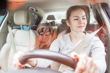 Çocuk ileri arabadan oturan oturan anne yakın bir emanet koltukta. Çocuk oto koltuğu bebek. çocukların güvenli ulaşım. Aile seyahatleri