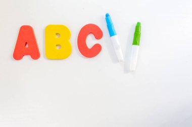 Eğitim İlköğretim Okulu'nda. Abc harf, bir not defteri ve işaretleri beyaz bir arka plan üzerinde yerleşimini. Öğretim yılı başında. Metin için boş alan