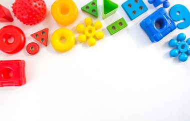 Beyaz arka plan üzerinde birçok renkli çocuklar oyuncak çerçeve. Üstten görünüm. Düz yatıyordu. Metin için yer kopyalayın