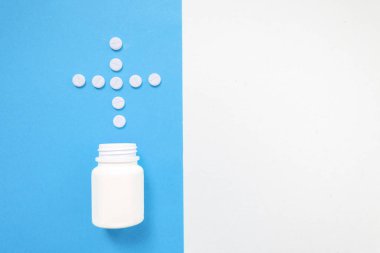 İlaç şişe ve beyaz hap mavi pastel renkli arka plan üzerinde döktüm. İlaç ve reçeteli ilaç düz arka plan yattı. Opioid salgın