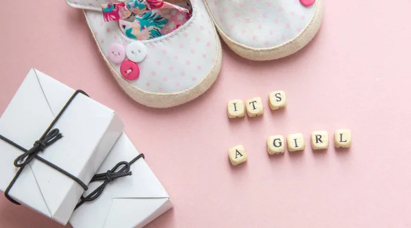 Festa de chá de bebé. A definição de gênero é uma menina ou menino. Layout vista superior em um estilo minimalista em um fundo rosa e azul. Sapatos e presentes recém-nascidos — Fotografia de Stock