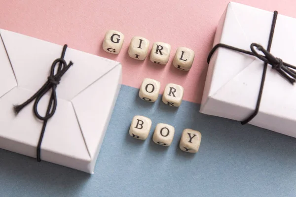 Festa de chá de bebé. A definição de gênero é uma menina ou menino. Layout vista superior em um estilo minimalista em um fundo rosa e azul. Sapatos e presentes recém-nascidos — Fotografia de Stock