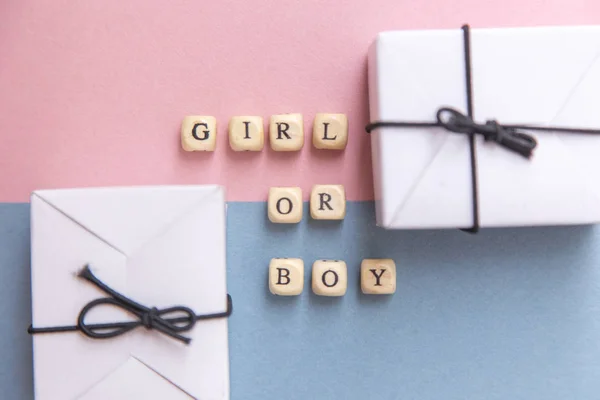 Festa de chá de bebé. A definição de gênero é uma menina ou menino. Layout vista superior em um estilo minimalista em um fundo rosa e azul. Sapatos e presentes recém-nascidos — Fotografia de Stock