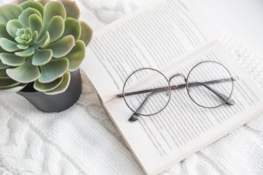 ev konfor ve kış akşam. yumuşak odak vintage gözlük, örme halı flatlay sulu, kitap. öğrenme, meslek Editör, redaktör, yazar