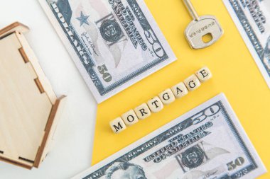 Mortgage, kredi ve ev satın alma. Ev, para, beyaz ve sarı izole arka plan üzerinde anahtar modeli. Metin, flatlay için boş alan