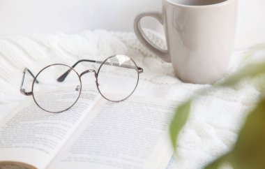 ev konfor ve kış akşam. yumuşak odak yaprakları, vintage gözlük, Kupası, örme halı üzerinde kitap. öğrenme, meslek Editör, redaktör, yazar