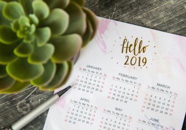 2019 bir defter, planlayıcısı ve etli ofis masasında için takvim. Plan ve hedefleri yeni yıl için. Üstten görünüm düzeni xmas, flatlay