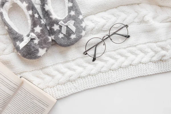 Comodidad en el hogar y noche de invierno. gafas vintage de enfoque suave, libro. vista superior de las zapatillas de casa, una taza en una alfombra de punto flatlay. aprendizaje, editor de profesión, corrector de pruebas, escritor — Foto de Stock