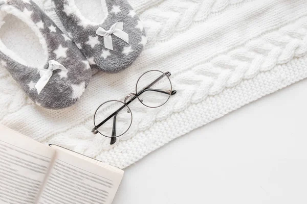 Confort à la maison et soirée d'hiver. lunettes vintage soft focus, main féminine tient un livre. vue de dessus des pantoufles de la maison, une tasse sur un tapis tricoté flatlay. apprentissage, rédacteur en chef, correcteur, écrivain — Photo