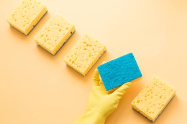 Deterjanlar yat ve aksesuarları ve Bayan temizlik sarı renkli kauçuk eldiven eller. Temizlik hizmet anlayışı. Flatlay, üstten görünüm.