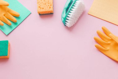 Deterjanlar yat ve temizleme aksesuarları pembe renkte. Temizlik hizmet anlayışı. Flatlay, üstten görünüm.