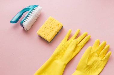 Deterjanlar yat ve temizleme aksesuarları pembe renkte. Temizlik hizmet anlayışı. Flatlay, üstten görünüm