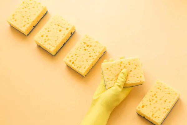 Flat lay Detergentes y accesorios de limpieza y manos de mujer en guantes de goma en color amarillo. Servicio de limpieza concepto. Pisos, Vista superior . —  Fotos de Stock