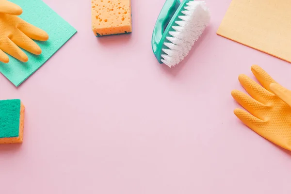 Flat lay Detergentes e acessórios de limpeza na cor rosa. Conceito de serviço de limpeza. Flatlay, Vista superior . — Fotografia de Stock