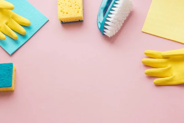 Flat lay Detergentes e acessórios de limpeza na cor rosa. Conceito de serviço de limpeza. Flatlay, Vista superior . — Fotografia de Stock