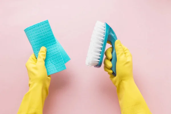 Flat lay Detergentes e acessórios de limpeza e mãos de mulheres em luvas de borracha na cor rosa. Conceito de serviço de limpeza. Flatlay, Vista superior . — Fotografia de Stock