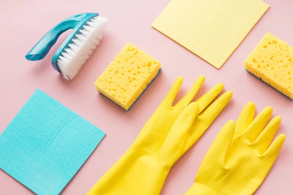 Puesta plana Detergentes y accesorios de limpieza en color rosa. Servicio de limpieza concepto. Pisos, Vista superior . —  Fotos de Stock