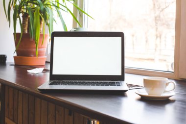 Bir kafede oturup, kahve içme ve bir dizüstü bilgisayar çalışma Afrika kökenli Amerikalı adam. Ekran yukarı alay