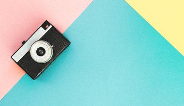 Flatlay vintage eski fotoğraf makinesi pastel arka plan üzerinde