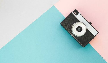Flatlay vintage eski fotoğraf makinesi pastel arka plan üzerinde