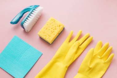 Deterjanlar yat ve temizleme aksesuarları pembe renkte. Temizlik hizmet anlayışı. Flatlay, üstten görünüm.