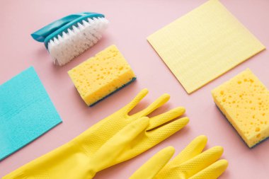 Deterjanlar yat ve temizleme aksesuarları pembe renkte. Temizlik hizmet anlayışı. Flatlay, üstten görünüm.