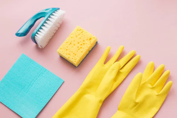 Położyć płasko detergentów i czyszczenia Akcesoria w kolorze różowym. Sprzątanie usługi koncepcja. Flatlay, widok z góry. — Zdjęcie stockowe