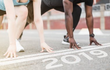 Avrupa kadın ve Genç çift Afro-Amerikan erkek birlikte çalıştırın. Sevgi dolu bir çift spor, aile değerleri nişanlı çalıştırılır. 2018 bitirmek. Başlamak yeni yıl 2019, planları, hedefleri, amaçları için