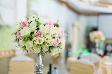 Güzel dekorasyon düğün için ayarla. Çiçek, çeşitli lüks cam ve mum tarafından tasarım.