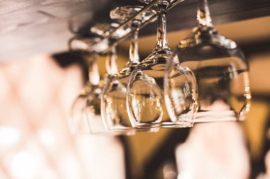 birçok şarap bardakları ve stemware kapat