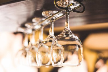 birçok şarap bardakları ve stemware kapat