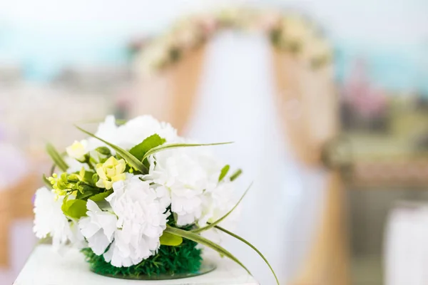 Piękna ozdoba dla strony ślub. Projektowanie przez kwiat, wiele luksusowych szkła i świeca. — Zdjęcie stockowe