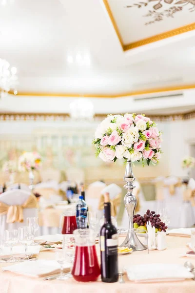 Vacker dekoration för bröllop part ceremoni. Design av blomma, mängd lyxiga glas och ljus. — Stockfoto